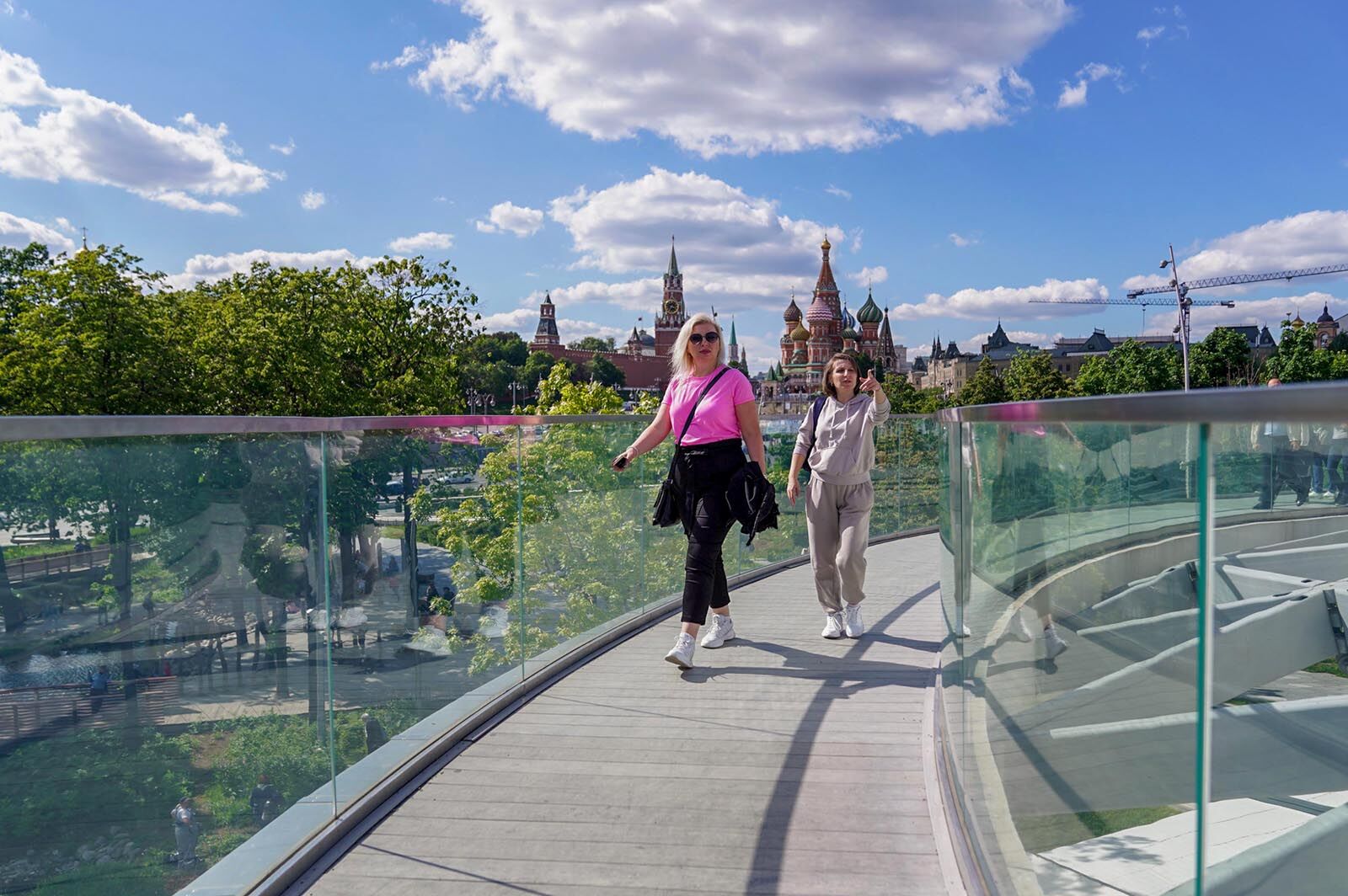 Обратно москва. Путешествие в Москву. Туристы в Москве. Туристы в Питере фото в июне. Фото туристы группа фотосессия Москва