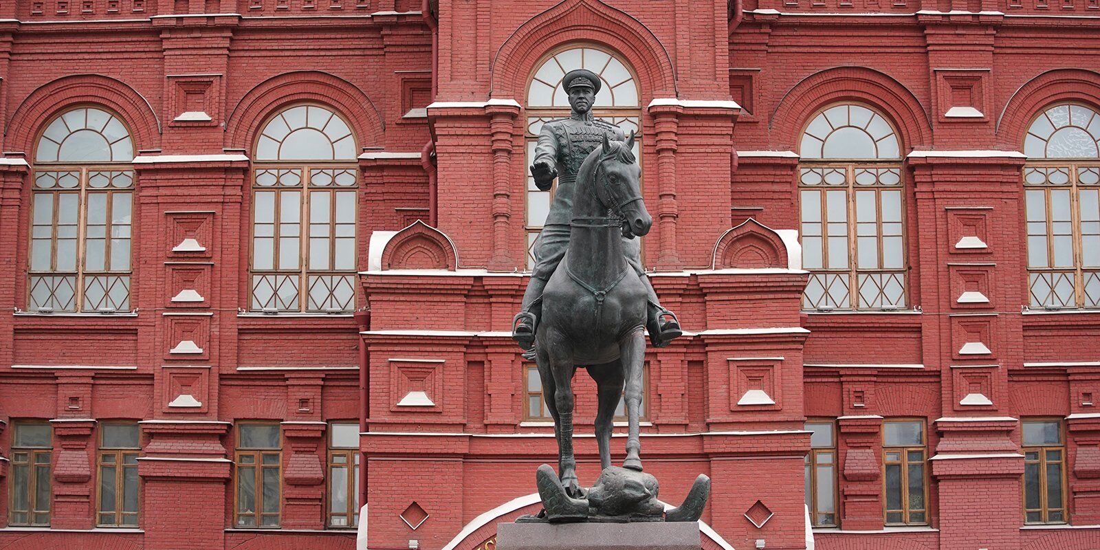 памятник георгий жуков в москве