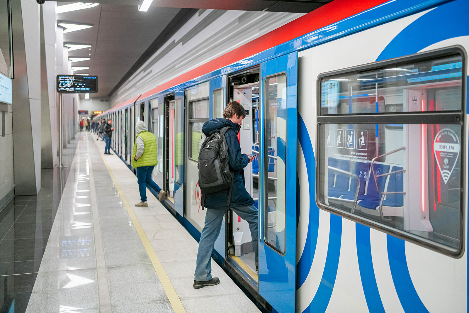 Общественный транспорт москвы метро. Пассажиры в метро. Последнее метро. Метро год 🎄. Пути метро.