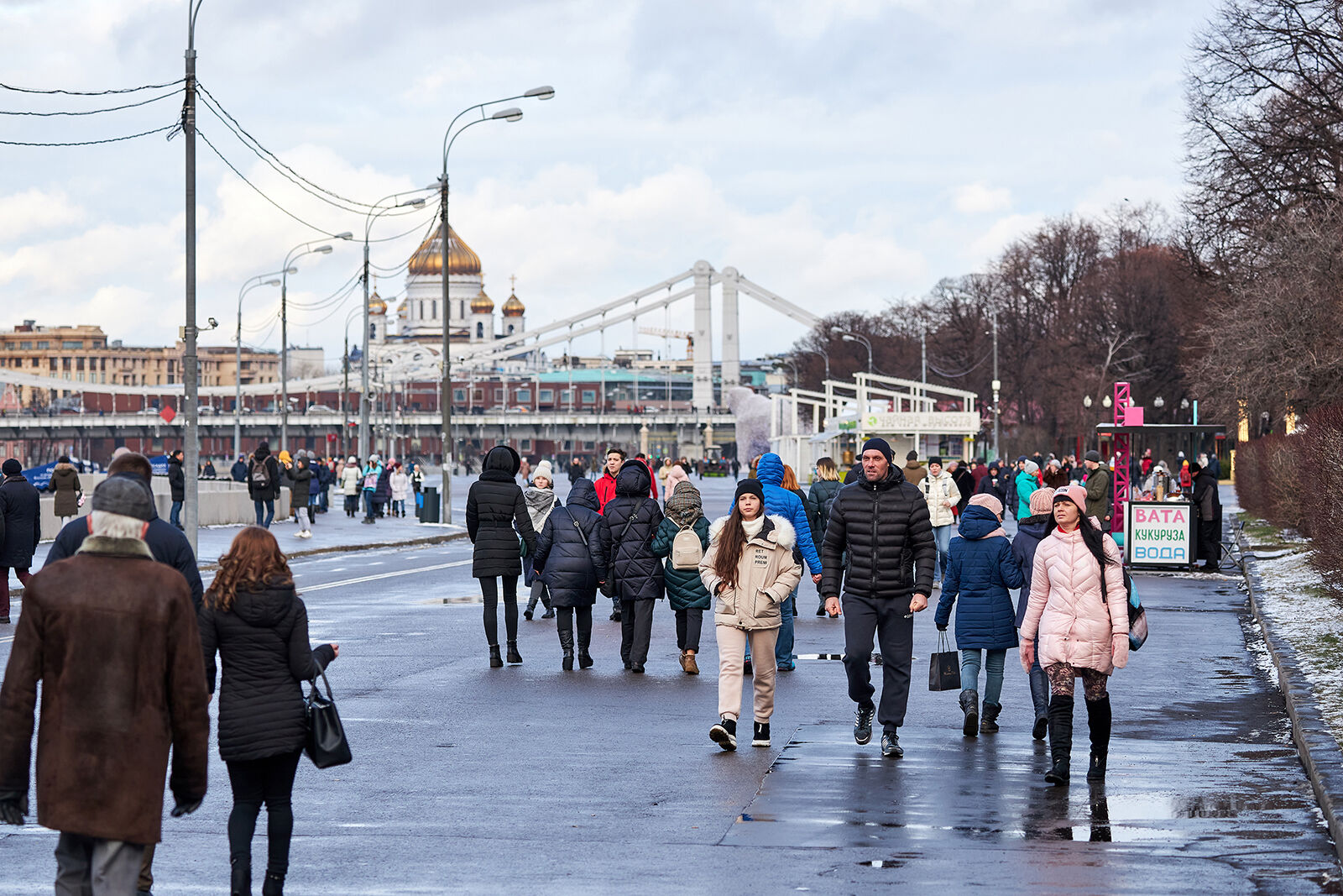 Погода на улице. Москва в январе. Москвич зимой. Теплая зима в Москве. Люди на улице зима Россия.